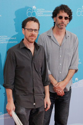 Ethan Coen and Joel Coen at event of Perskaityk ir sudegink (2008)