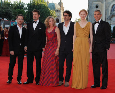 Brad Pitt, George Clooney, Frances McDormand, Ethan Coen, Joel Coen and Tilda Swinton at event of Perskaityk ir sudegink (2008)