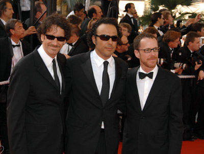 Ethan Coen, Joel Coen and Alejandro González Iñárritu at event of Chacun son cinéma ou Ce petit coup au coeur quand la lumière s'éteint et que le film commence (2007)