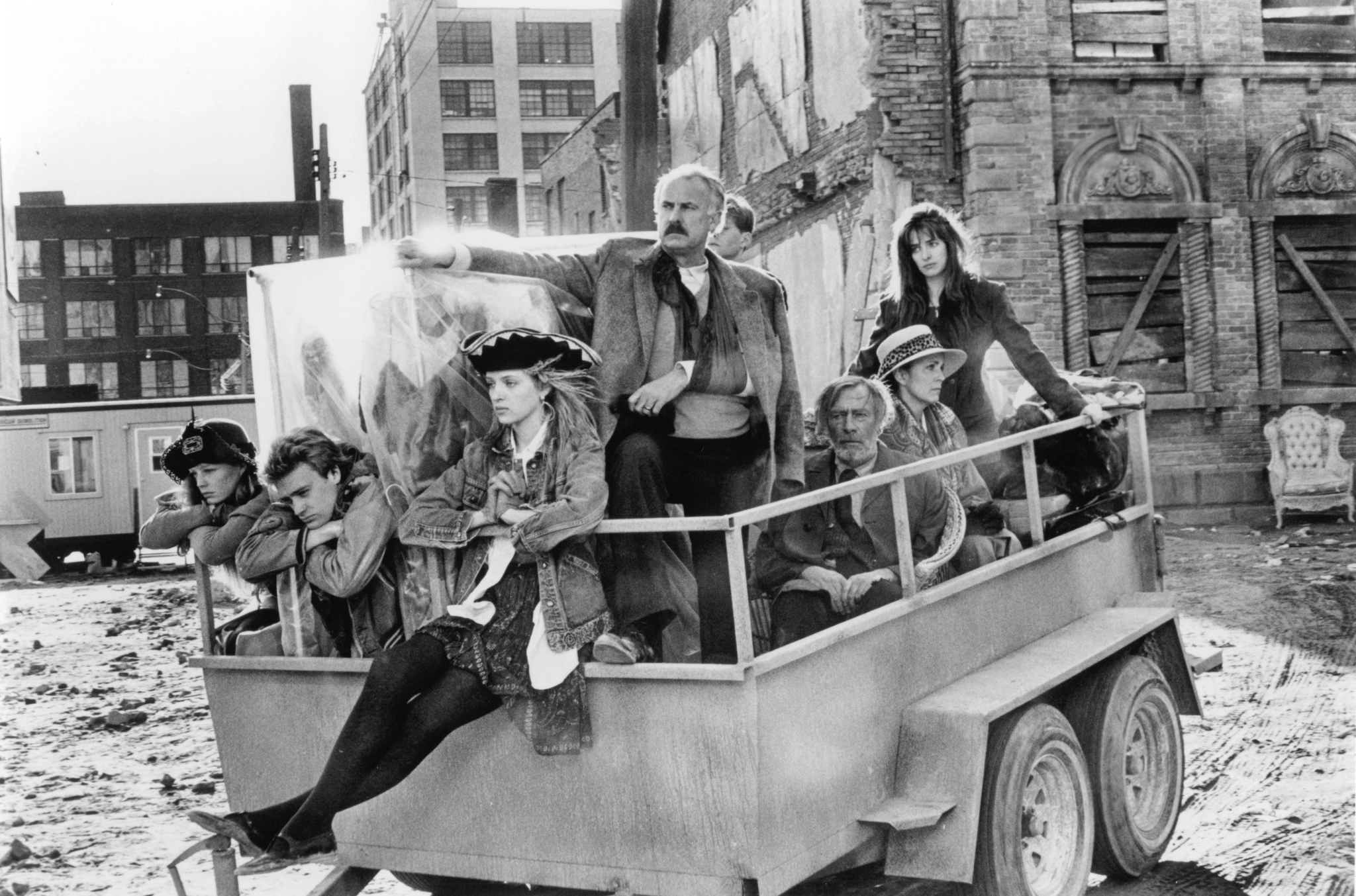 Still of Uma Thurman, Suzy Amis, Joanna Cassidy, Dabney Coleman, Christopher Plummer, David Hewlett and Sheila Kelley in Where the Heart Is (1990)