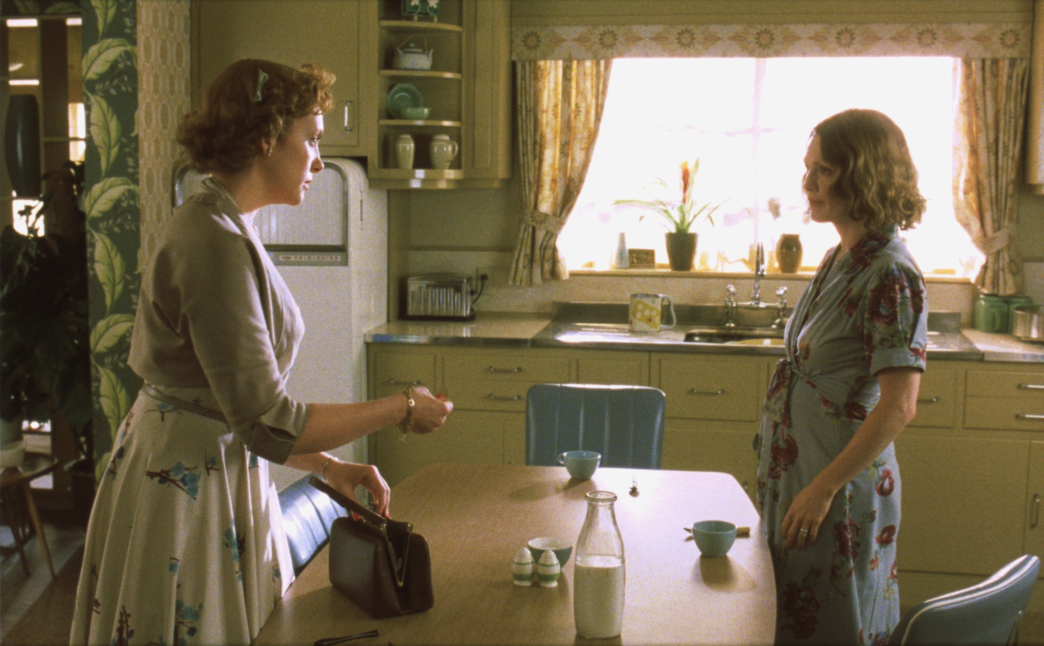 Still of Julianne Moore and Toni Collette in Valandos (2002)