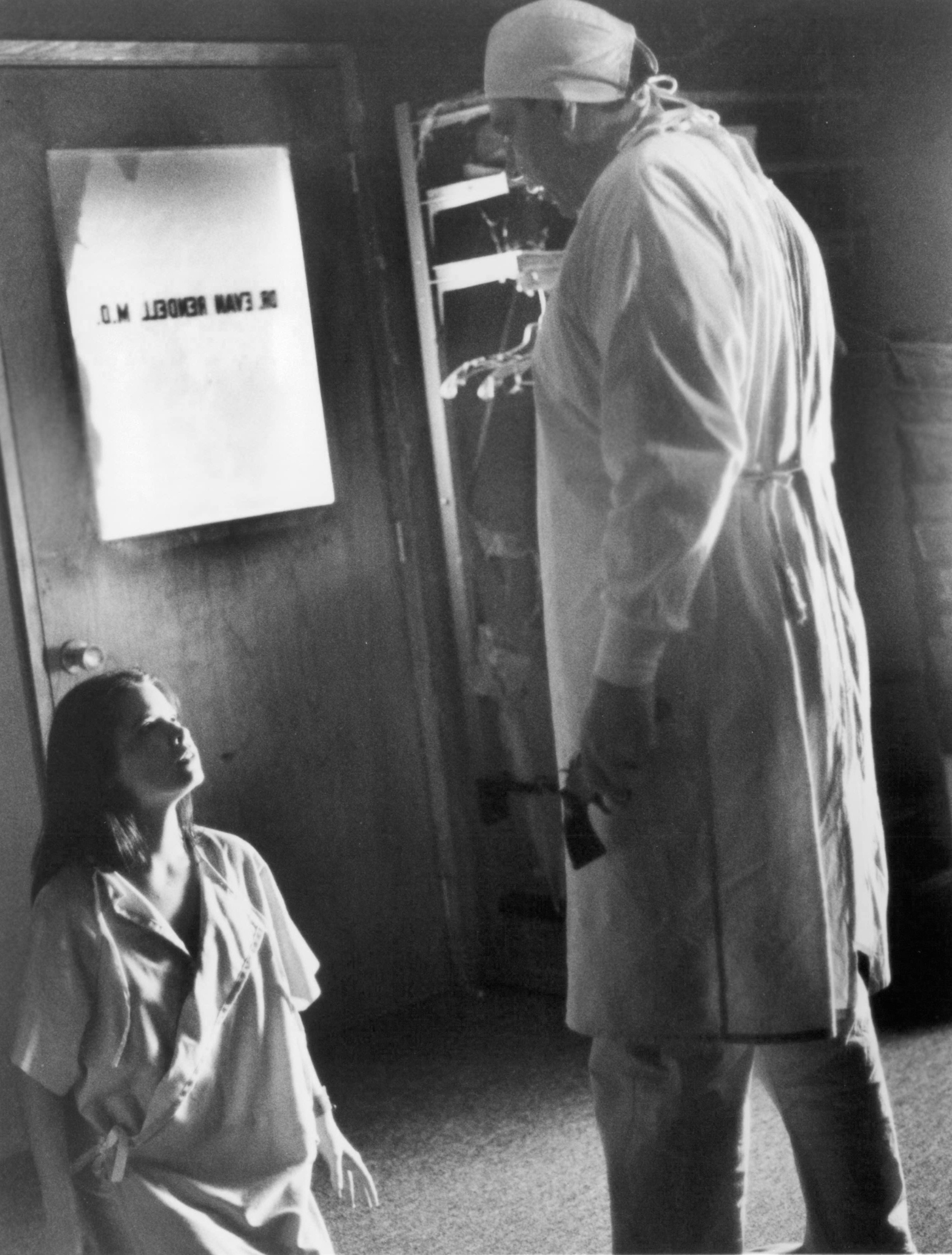 Still of Holly Marie Combs and Larry Drake in Dr. Giggles (1992)