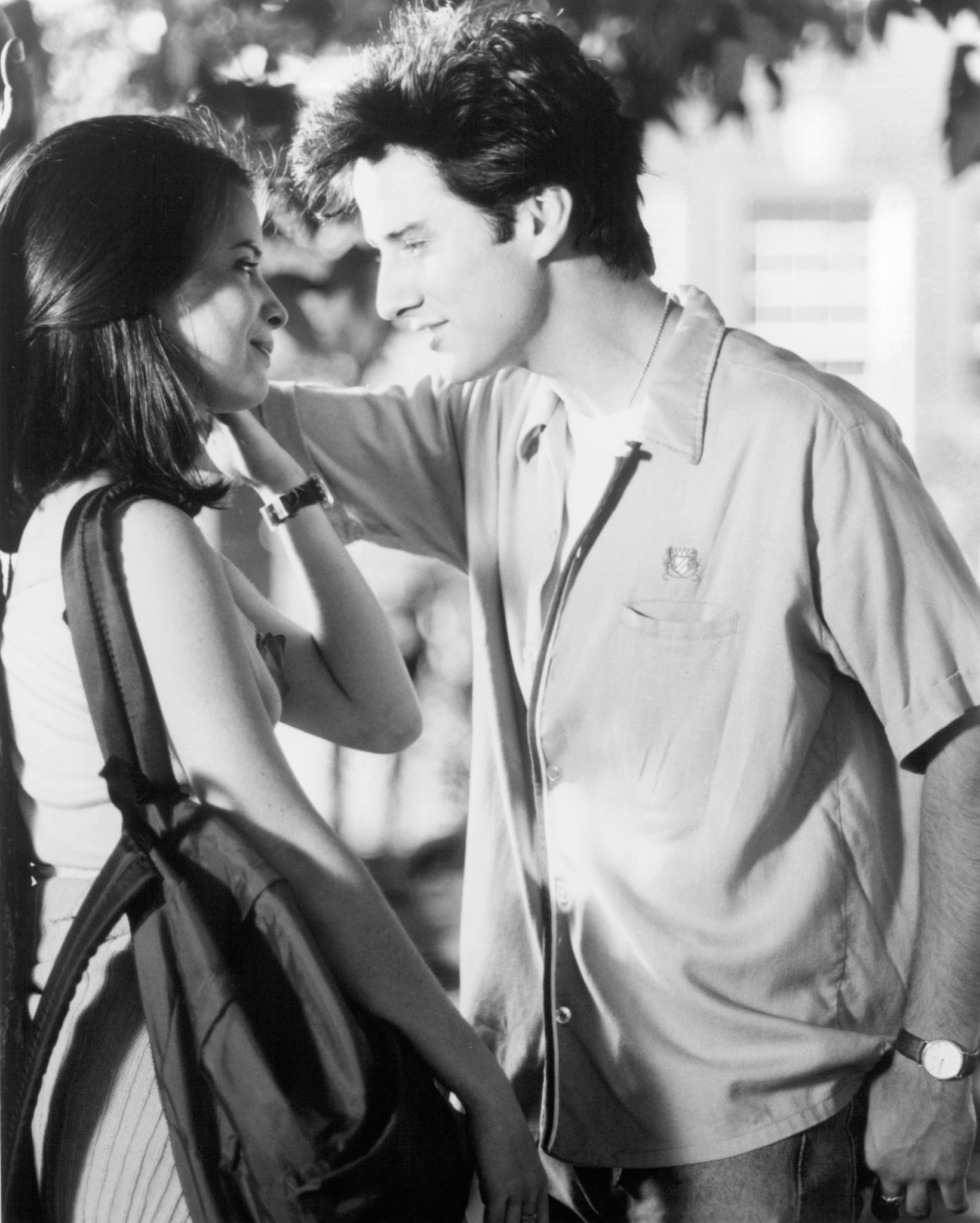 Still of Holly Marie Combs and Glenn Quinn in Dr. Giggles (1992)