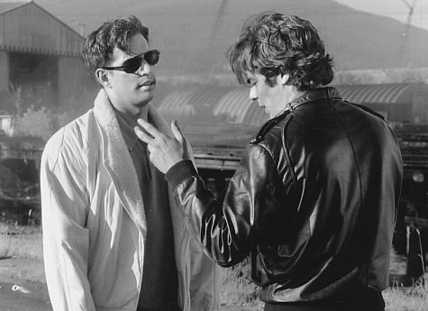 Still of Harry Connick Jr. and Benicio Del Toro in Excess Baggage (1997)