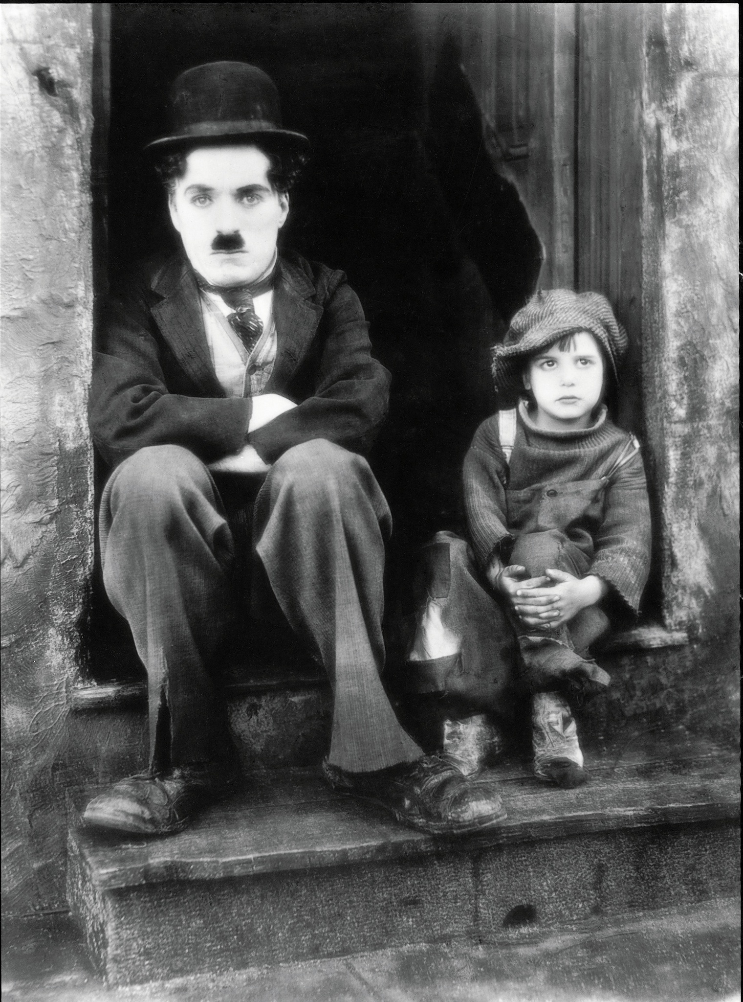 Still of Charles Chaplin and Jackie Coogan in The Kid (1921)