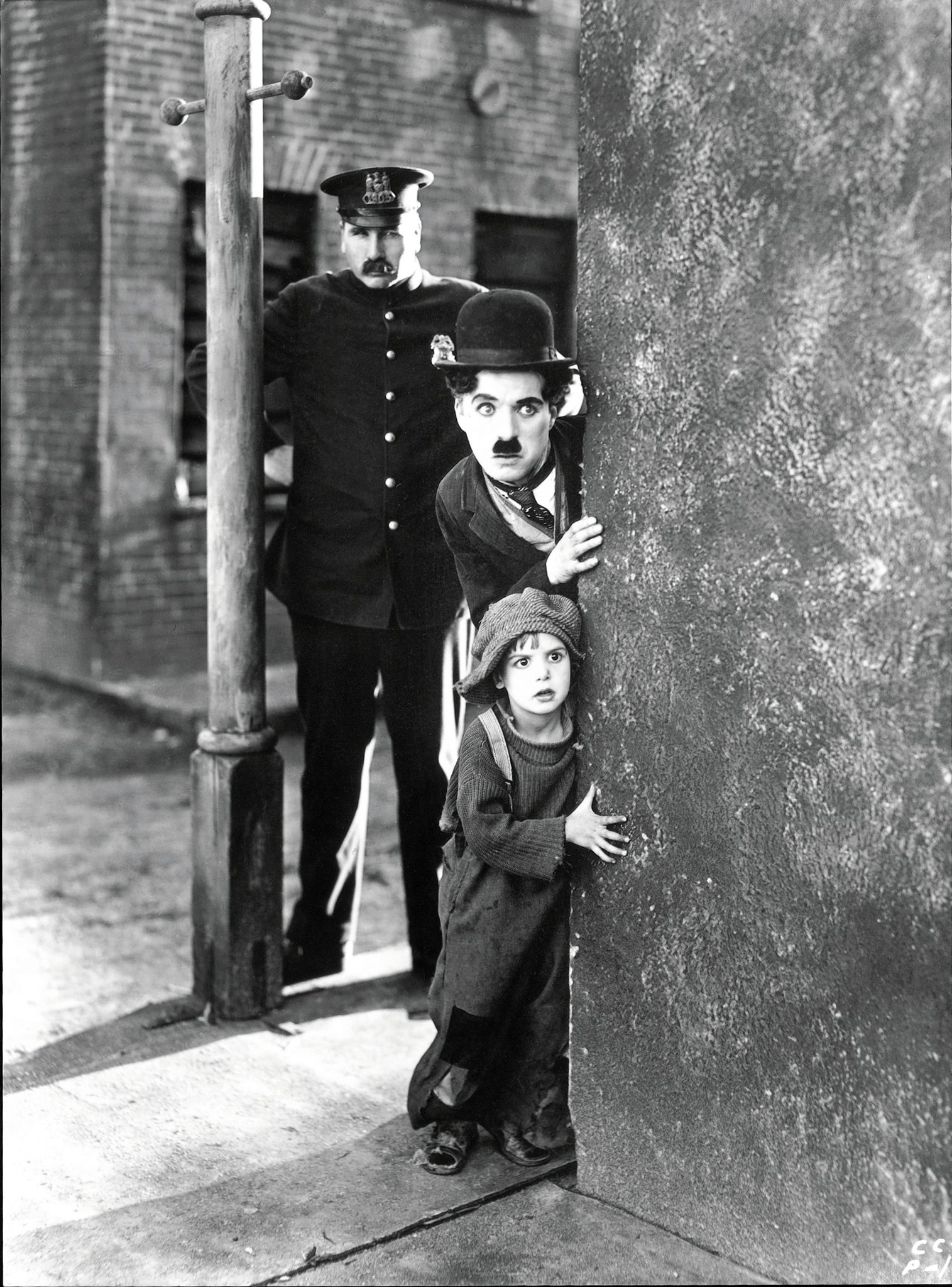 Still of Charles Chaplin and Jackie Coogan in The Kid (1921)