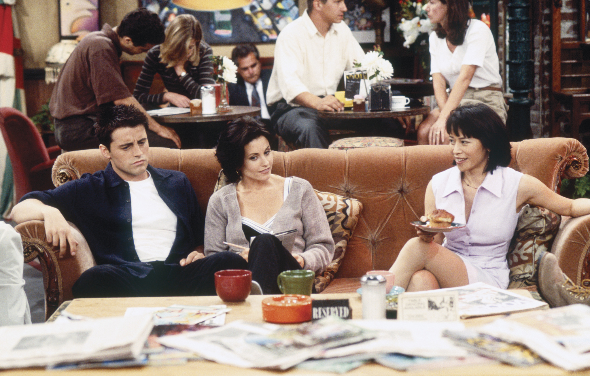 Still of Courteney Cox, Matt LeBlanc and Lauren Tom in Draugai (1994)