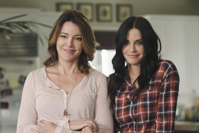Still of Courteney Cox and Christa Miller in Cougar Town (2009)