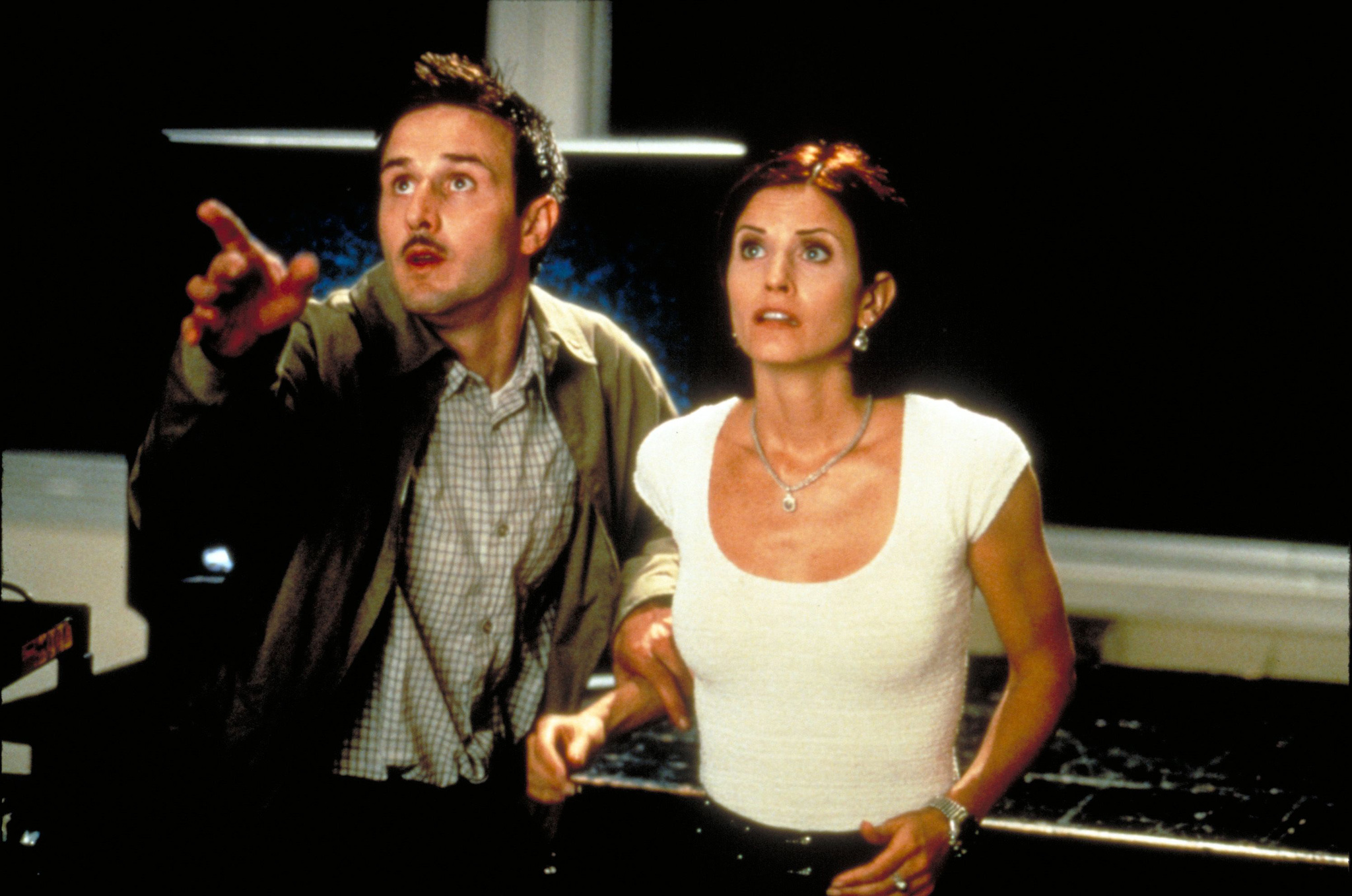 Still of David Arquette and Courteney Cox in Klyksmas: antroji dalis (1997)