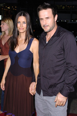 David Arquette and Courteney Cox at event of The Longest Yard (2005)