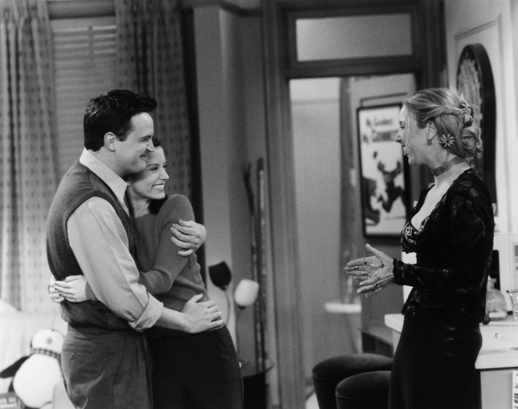 Still of Courteney Cox, Lisa Kudrow and Matthew Perry in Draugai (1994)