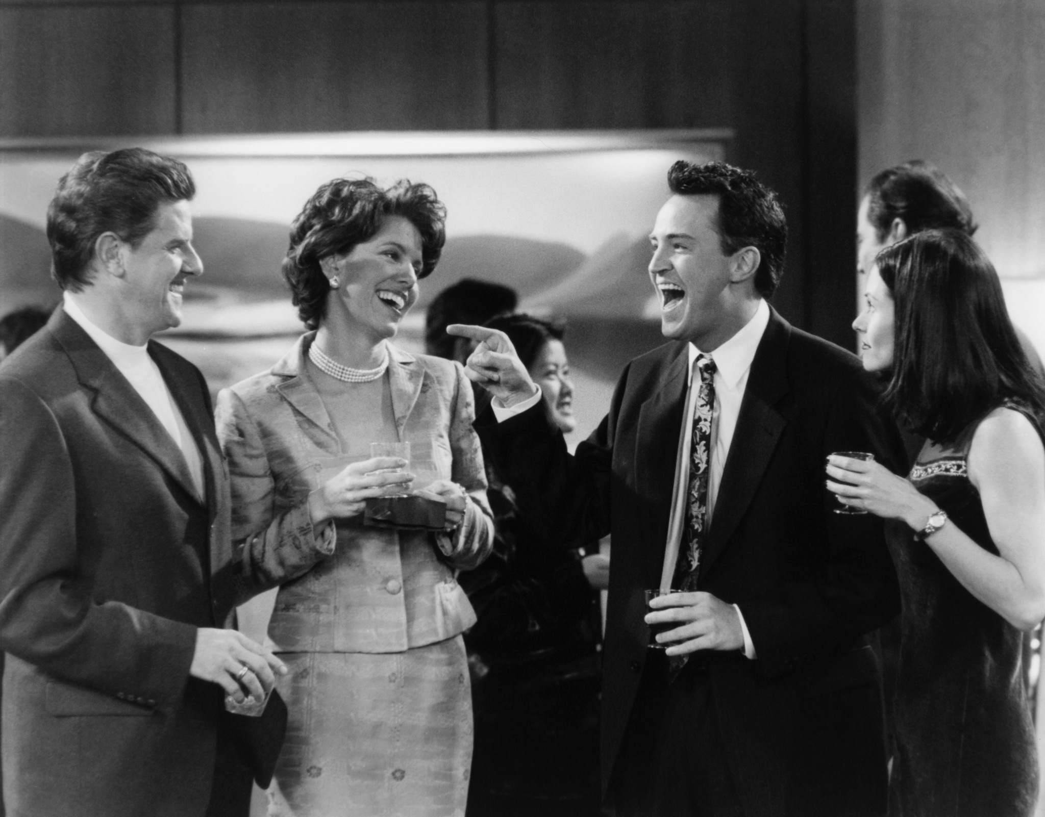Still of Courteney Cox, Matthew Perry, Sam McMurray and Lise Colleen Simms in Draugai (1994)