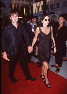 David Arquette and Courteney Cox at event of Ilgai ir laimingai: Pelenes istorija (1998)