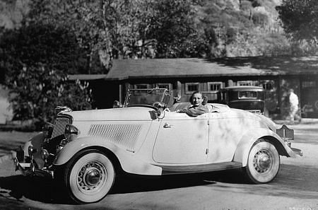 728-670 JOAN CRAWFORD IN HER 1934 FORD ROADSTER CIRCA 1934 *M.W.* / MPTV