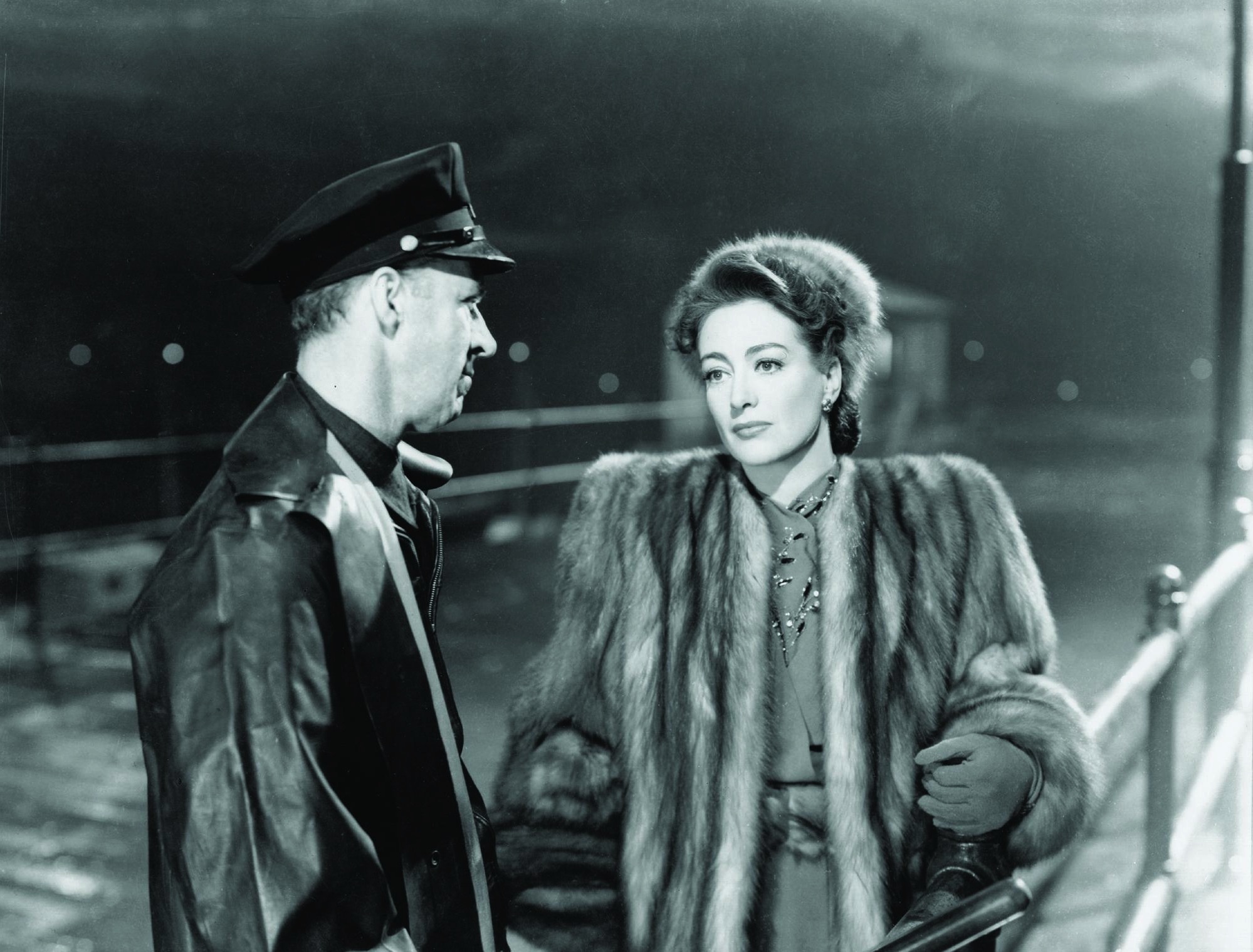 Still of Joan Crawford in Mildred Pierce (1945)