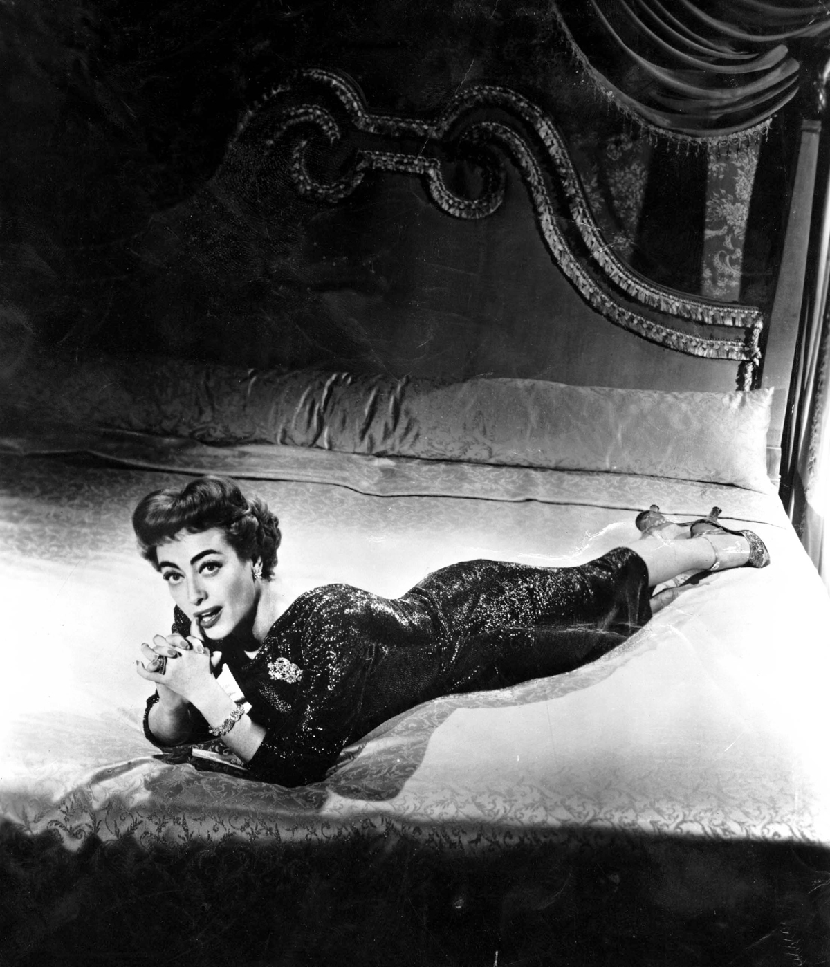 Still of Joan Crawford in Queen Bee (1955)