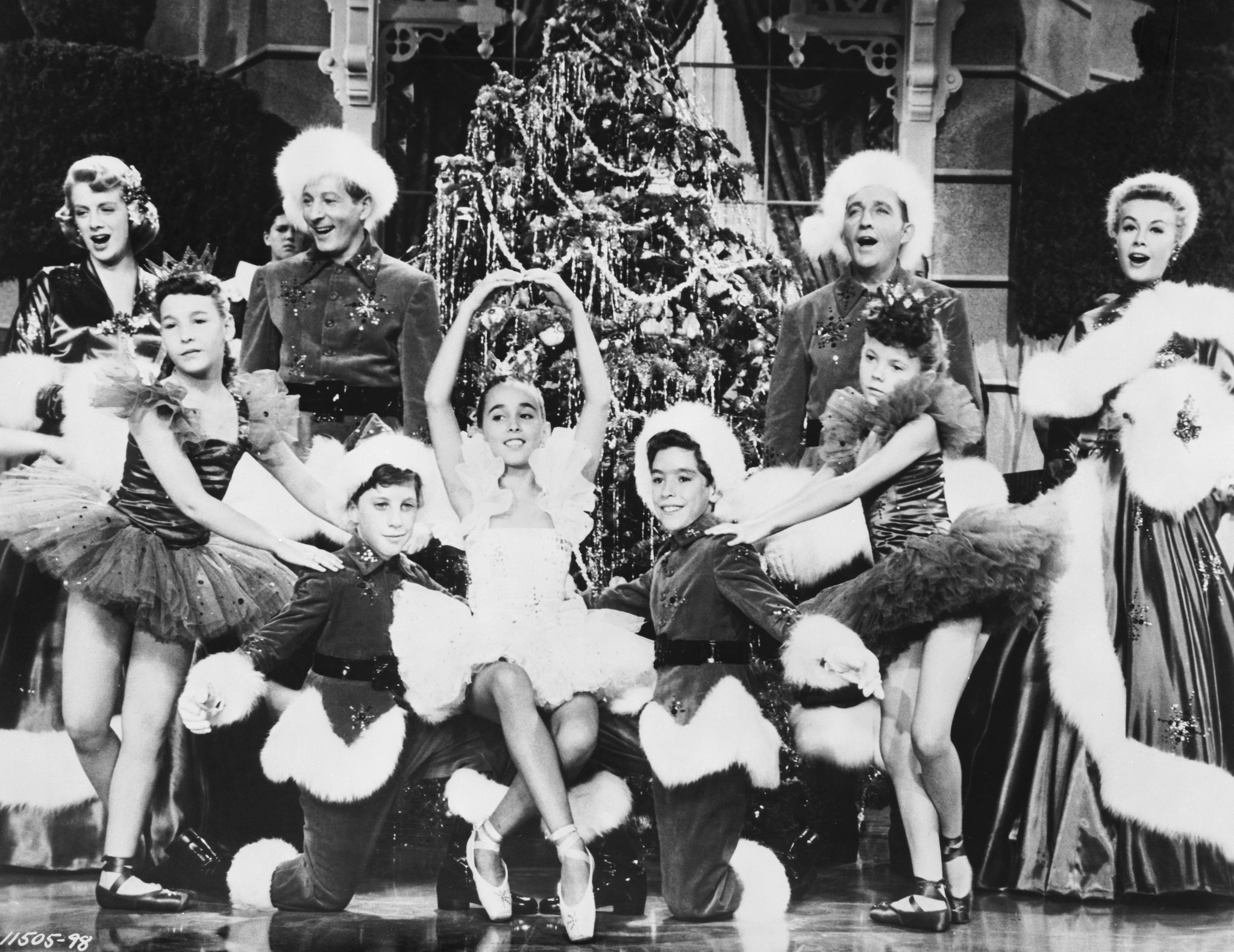 Still of Bing Crosby, Danny Kaye, Rosemary Clooney and Vera-Ellen in White Christmas (1954)