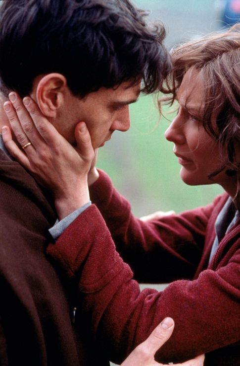 Still of Cate Blanchett and Billy Crudup in Charlotte Gray (2001)