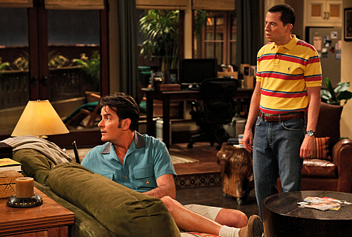 Still of Charlie Sheen and Jon Cryer in Two and a Half Men (2003)