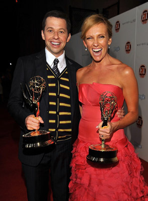 Toni Collette and Jon Cryer at event of The 61st Primetime Emmy Awards (2009)