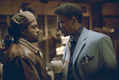 Still of Ice Cube and Keith David in Barbershop (2002)