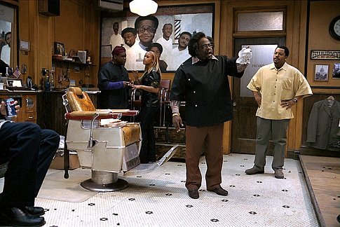 Still of Ice Cube and Cedric the Entertainer in Barbershop (2002)