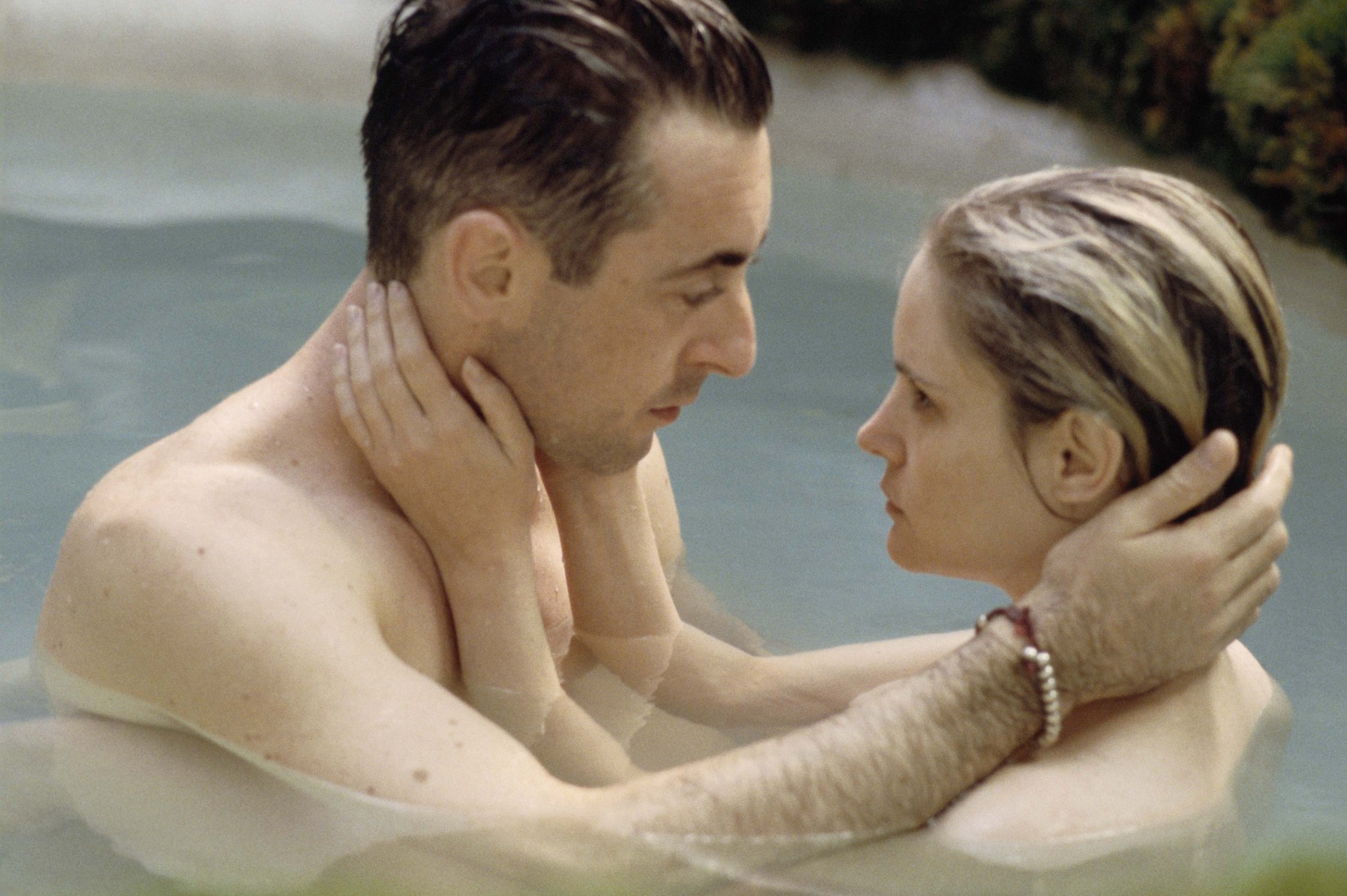 Still of Jennifer Jason Leigh and Alan Cumming in The Anniversary Party (2001)