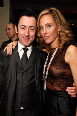 Alan Cumming and Kim Raver