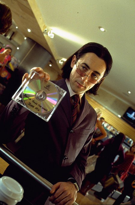 Still of Alan Cumming in Josie and the Pussycats (2001)