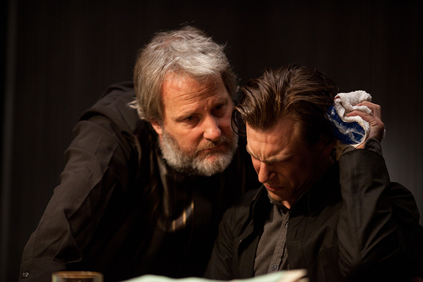 Still of Jeff Daniels and Noah Segan in Laiko kilpa (2012)