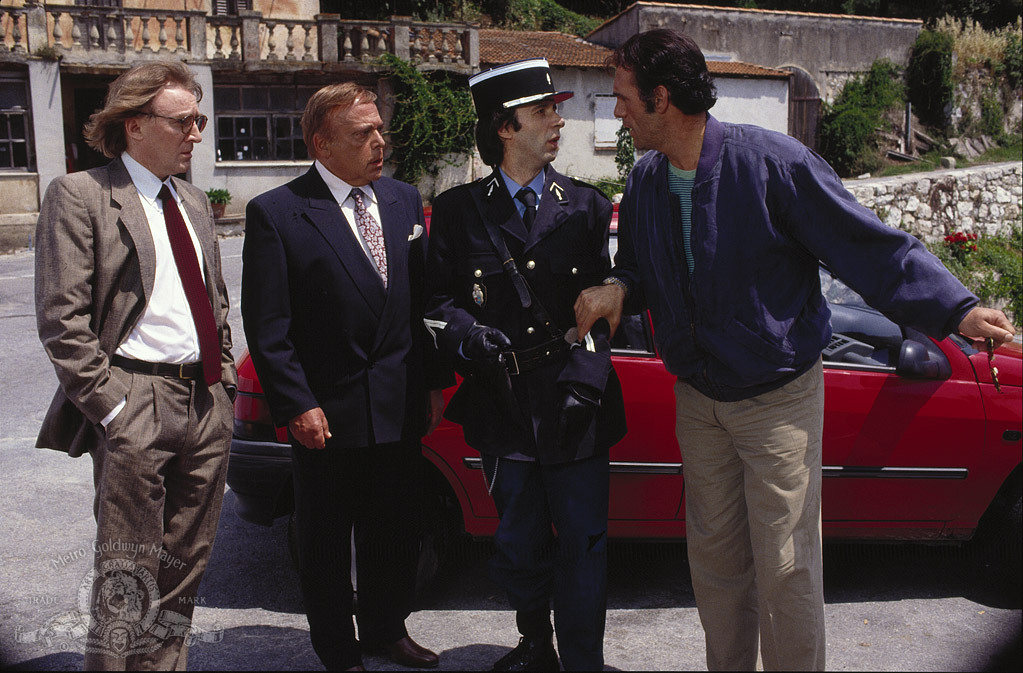Still of Roberto Benigni, Robert Davi and Herbert Lom in Son of the Pink Panther (1993)