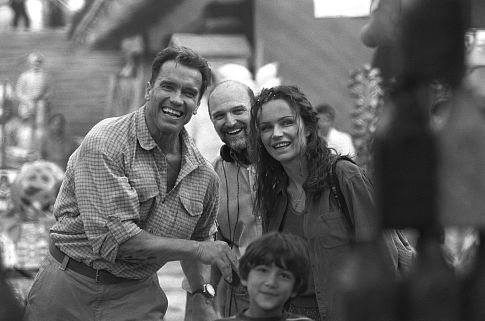 Arnold Schwarzenegger, Andrew Davis, Francesca Neri and Tyler Posey in Kerstas (2002)