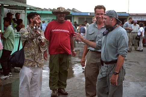 Arnold Schwarzenegger, Andrew Davis and Salvatore Basile in Kerstas (2002)