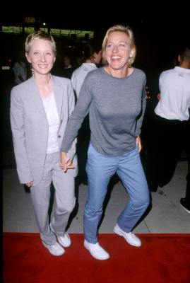 Anne Heche and Ellen DeGeneres at event of Eyes Wide Shut (1999)