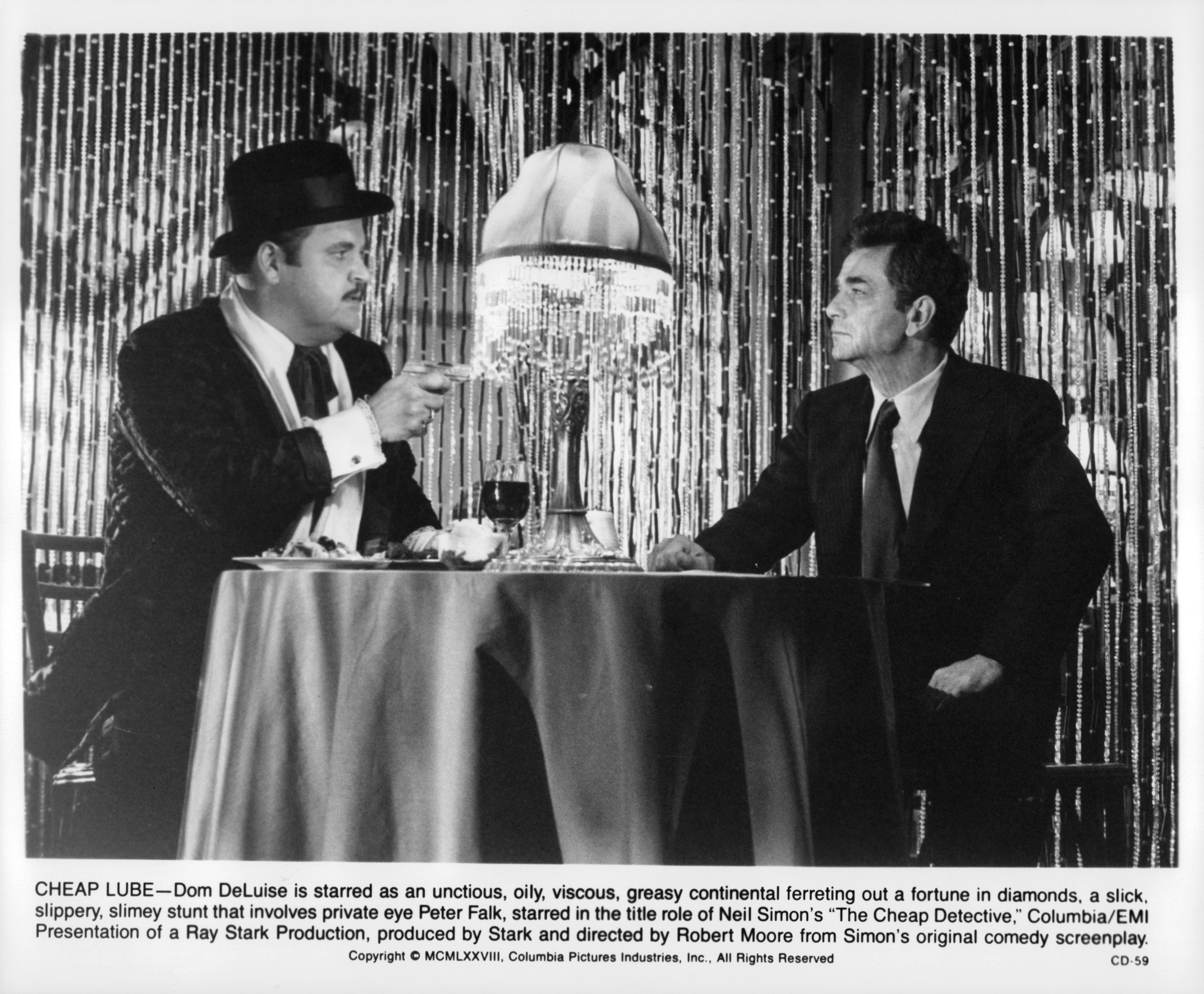Still of Peter Falk and Dom DeLuise in The Cheap Detective (1978)