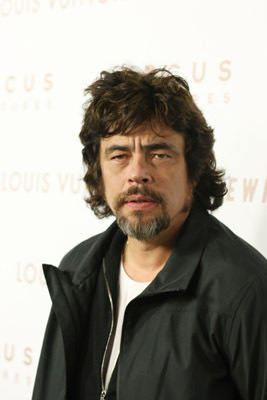 Benicio Del Toro at event of Somewhere (2010)