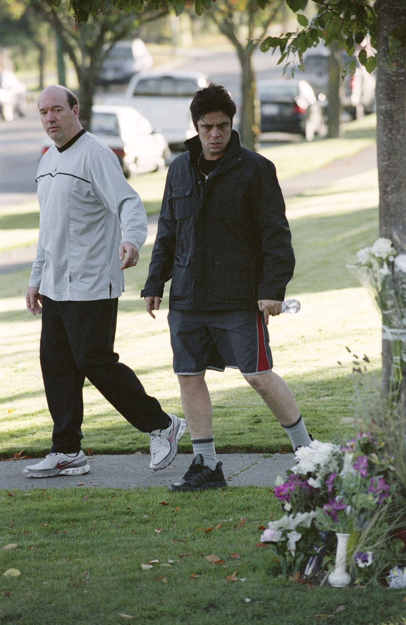 Still of Benicio Del Toro and John Carroll Lynch in Things We Lost in the Fire (2007)