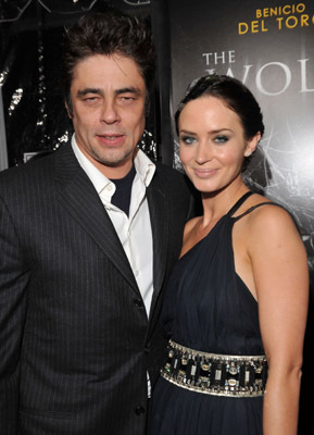 Benicio Del Toro and Emily Blunt at event of Vilkolakis (2010)