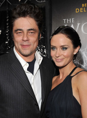 Benicio Del Toro and Emily Blunt at event of Vilkolakis (2010)