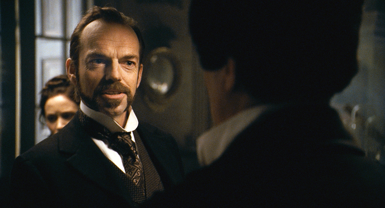 Still of Benicio Del Toro and Hugo Weaving in Vilkolakis (2010)