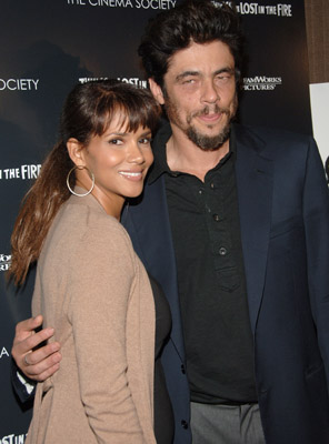 Halle Berry and Benicio Del Toro at event of Things We Lost in the Fire (2007)