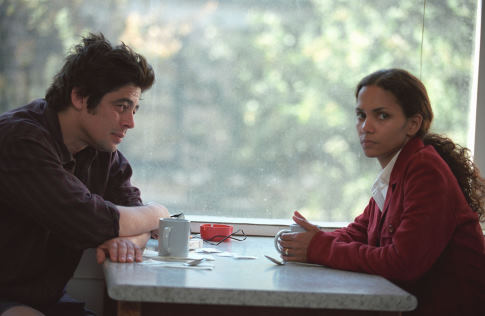 Still of Halle Berry and Benicio Del Toro in Things We Lost in the Fire (2007)