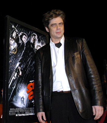 Benicio Del Toro at event of Nuodemiu miestas (2005)