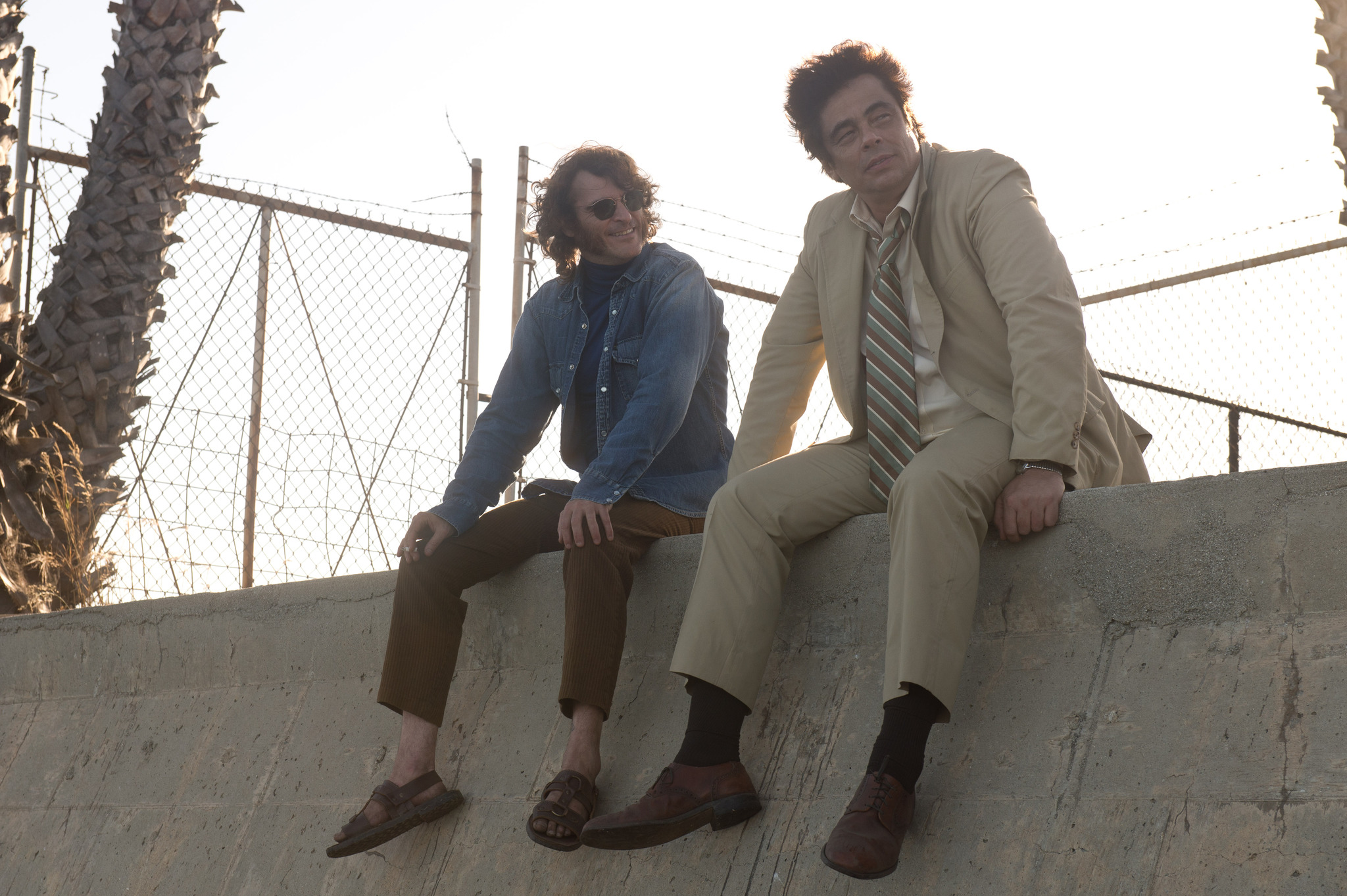 Still of Benicio Del Toro and Joaquin Phoenix in Zmogiska silpnybe (2014)