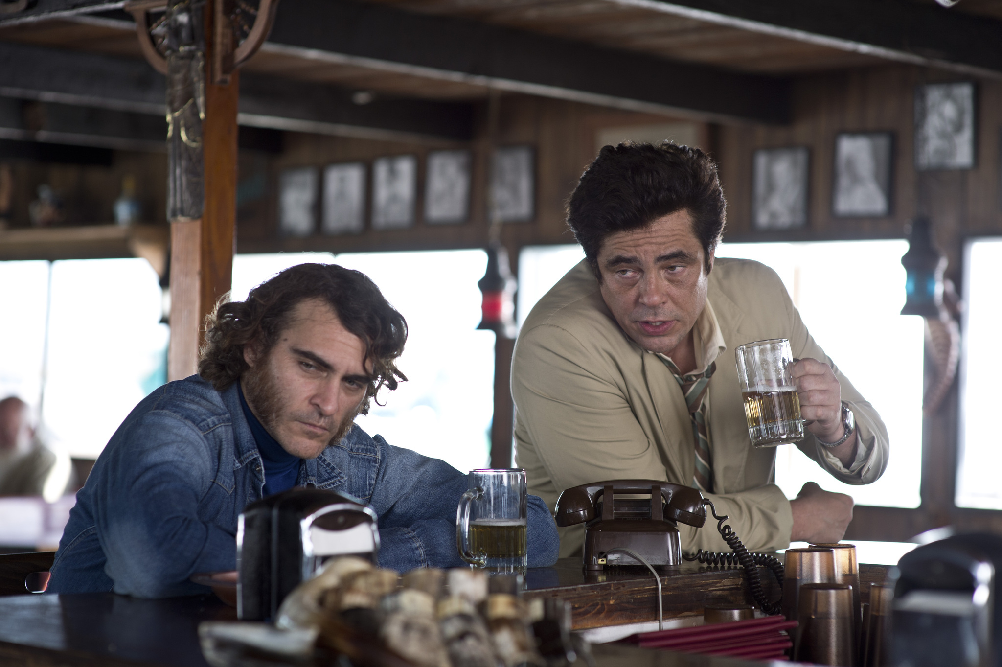 Still of Benicio Del Toro and Joaquin Phoenix in Zmogiska silpnybe (2014)