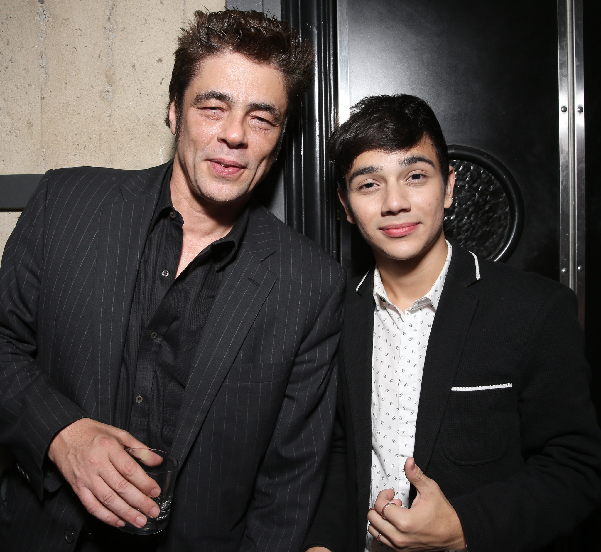 Benicio Del Toro and Micke Moreno at event of Eskobaras: kruvinas rojus (2014)