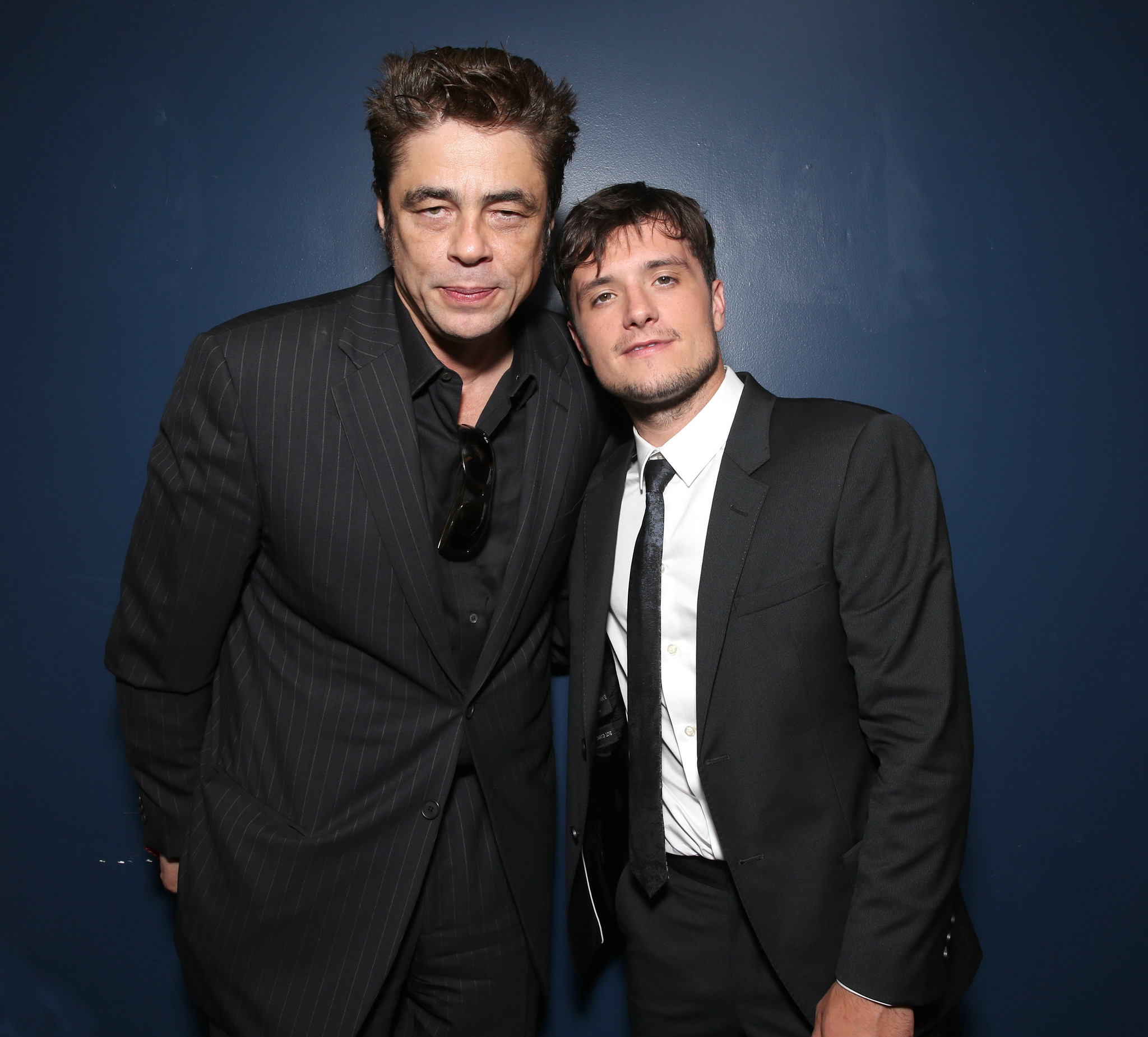 Benicio Del Toro and Josh Hutcherson at event of Eskobaras: kruvinas rojus (2014)