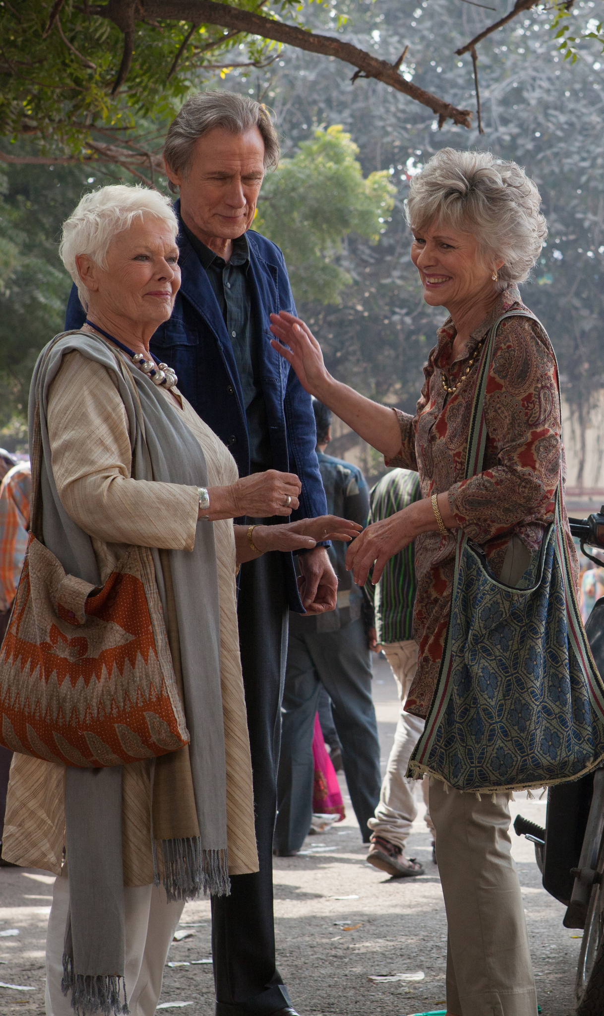 Still of Judi Dench, Diana Hardcastle and Bill Nighy in Geriausias egzotiskas Marigold viesbutis 2 (2015)
