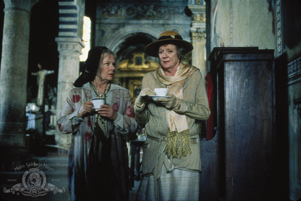 Still of Judi Dench and Maggie Smith in Arbatele su Musoliniu (1999)