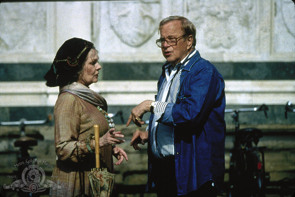 Still of Judi Dench and Franco Zeffirelli in Arbatele su Musoliniu (1999)